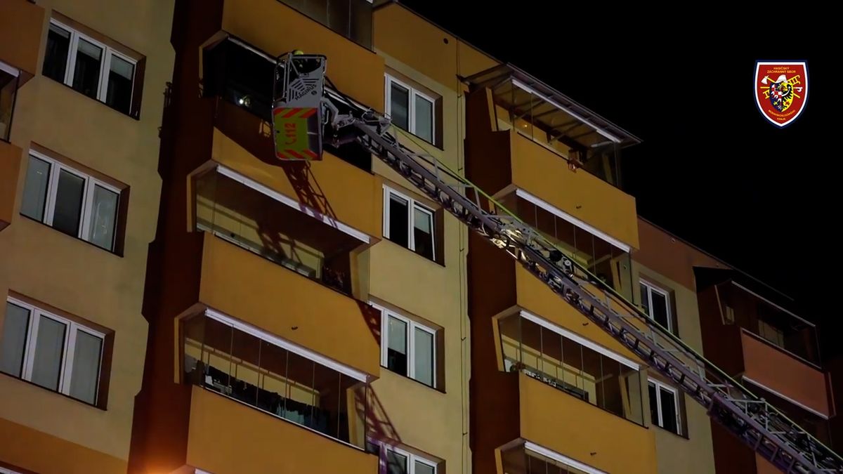 Požár paneláku ve Frýdku-Místku, hasiči zachránili osm lidí